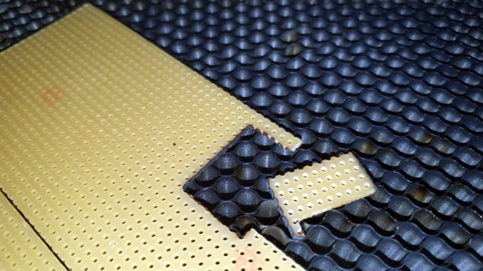 Leiterplatte mit Diodenlaser 445 nm schneiden