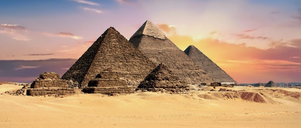 alt: Die großen Pyramiden sind ein Wahrzeichen Ägyptens.
