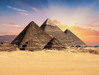 alt: Die großen Pyramiden sind ein Wahrzeichen Ägyptens.